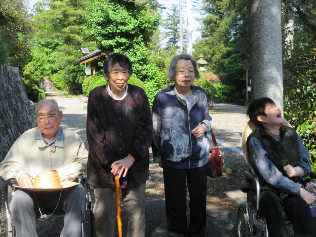 静神社参拝と公園散策